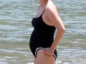 Reese Witherspoon exibe barrigão e celulite em dia de praia com família