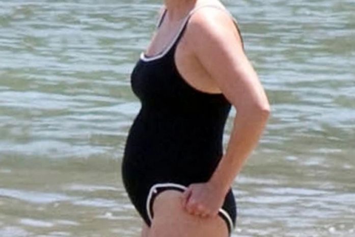 Reese Witherspoon exibe barrigão e celulite em dia de praia com família