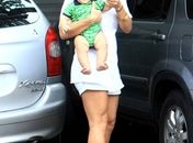 Priscila Fantin com o filho Romeo, de 7 meses