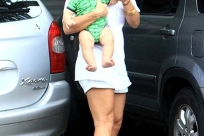 Priscila Fantin com o filho Romeo, de 7 meses