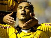 Atacante alagoano critica companheiros: "têm que baixar a bolinha"