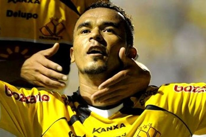 Atacante alagoano critica companheiros: "têm que baixar a bolinha"