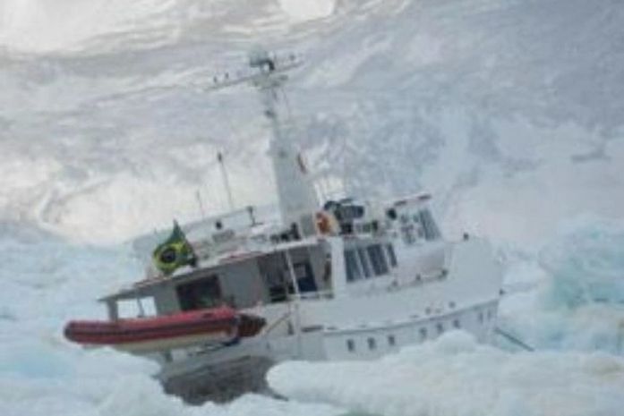 Divulgada imagem de barco brasileiro que afundou na Antártida