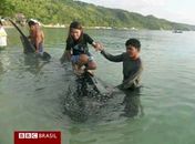 Foto de menina montada em tubarão-baleia causa indignação nas Filipinas