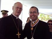 Na foto, vê-se Dom Osvino - Arcebispo do Ordinariado Militar do Brasil e Dom José Francisco Falcão - recém condecorado.
