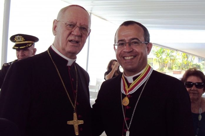 Na foto, vê-se Dom Osvino - Arcebispo do Ordinariado Militar do Brasil e Dom José Francisco Falcão - recém condecorado.