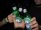 Cervejaria Heineken indeniza homem que teve edema após ejacular em garrafa long neck