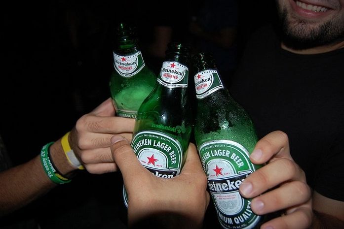 Cervejaria Heineken indeniza homem que teve edema após ejacular em garrafa long neck