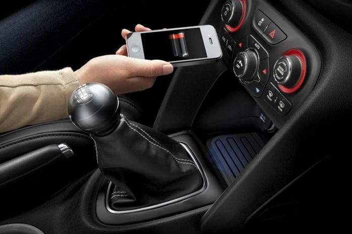 Chrysler apresenta primeiro carregador para celular sem fio