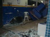 Bandidos usaram uma caminhonete para arrombado o local