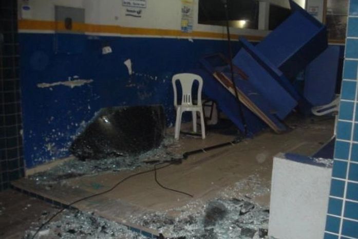 Bandidos usaram uma caminhonete para arrombado o local