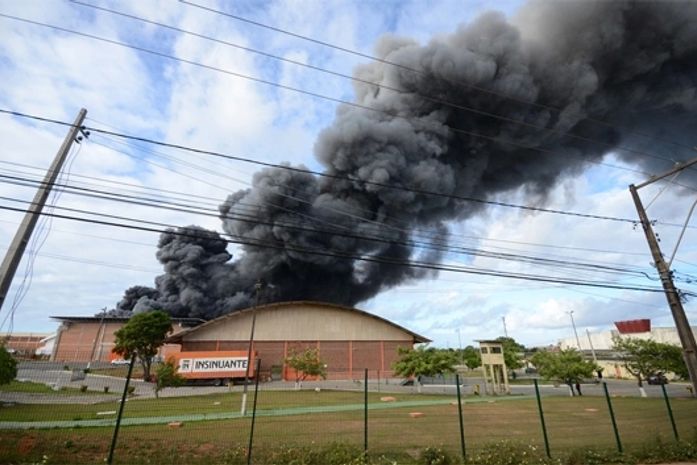 Incêndio atinge galpão da Insinuante em Salvador