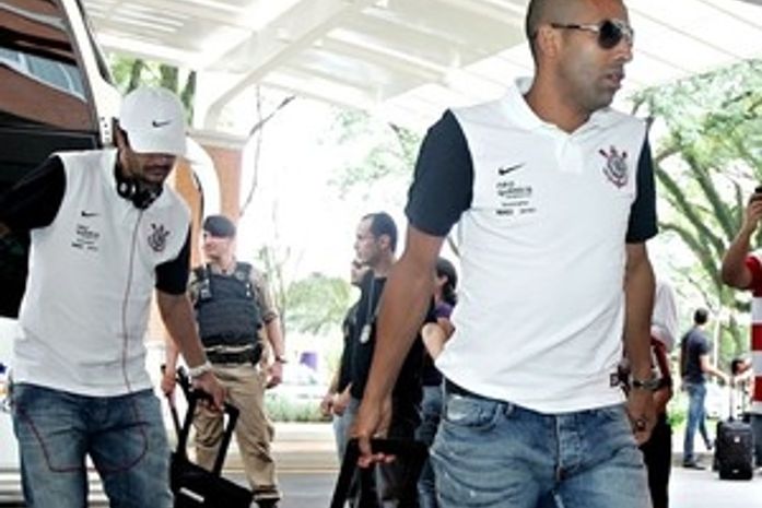 Sheik é parado em blitz da Lei Seca, no Rio, e tem a carteira apreendida