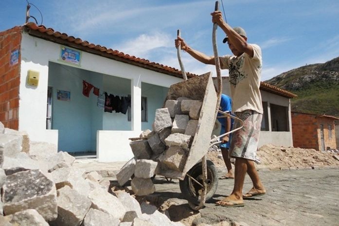 Trabalho de pavimentação em Mata Grande