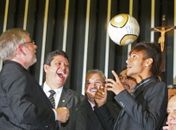 Neymar tumultua Congresso em sessão solene pelo centenário do Santos