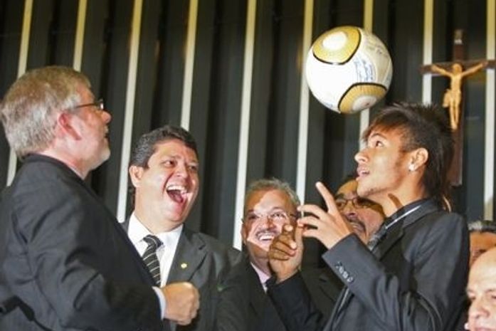 Neymar tumultua Congresso em sessão solene pelo centenário do Santos