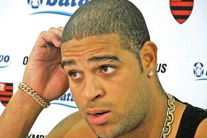 Flamengo marca operação de Adriano para a sexta-feira 13