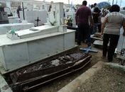 Caixão abandonado em cemitério assusta população em Penedo