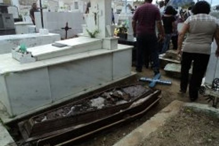 Caixão abandonado em cemitério assusta população em Penedo