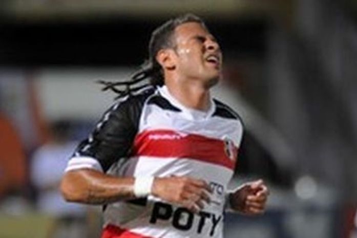 Após bons jogos Santa Cruz quer renovar com alagoano Denis Marques