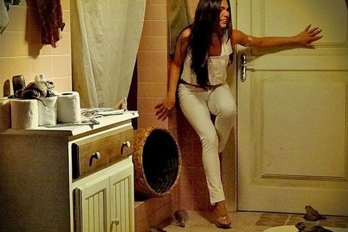 'Avenida Brasil': Suelen é trancada em banheiro com sapos