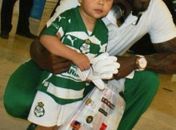 Jogador vacila e não larga revista adulta em foto com fã mirim