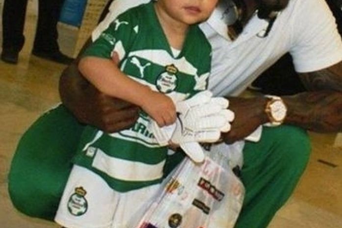 Jogador vacila e não larga revista adulta em foto com fã mirim