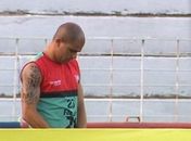 Alessandro nega xixi atrás da placa e diz que enganou cinegrafista