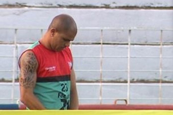 Alessandro nega xixi atrás da placa e diz que enganou cinegrafista