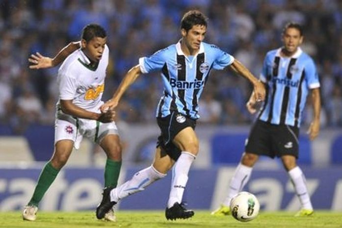 Em noite de argentinos, Grêmio vence por 3 a 0 e elimina o Ipatinga