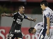 Corinthians deslancha, faz 3 no Nacional e avança às oitavas