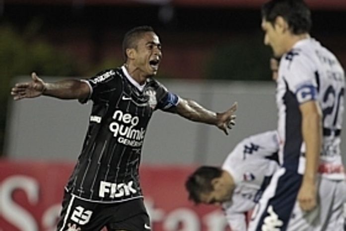 Corinthians deslancha, faz 3 no Nacional e avança às oitavas