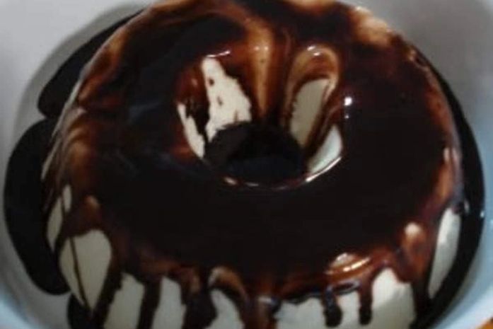 Quem resiste a um delicioso sorvete caseiro com calda?