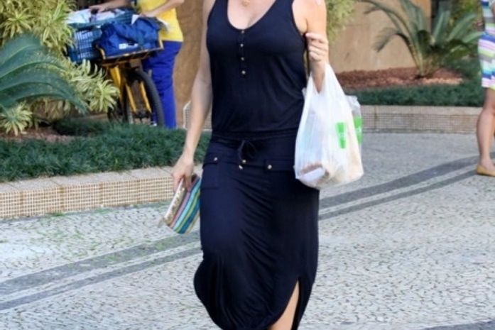 Luana Piovani sai com 'quentinha' de restaurante e exibe boa forma