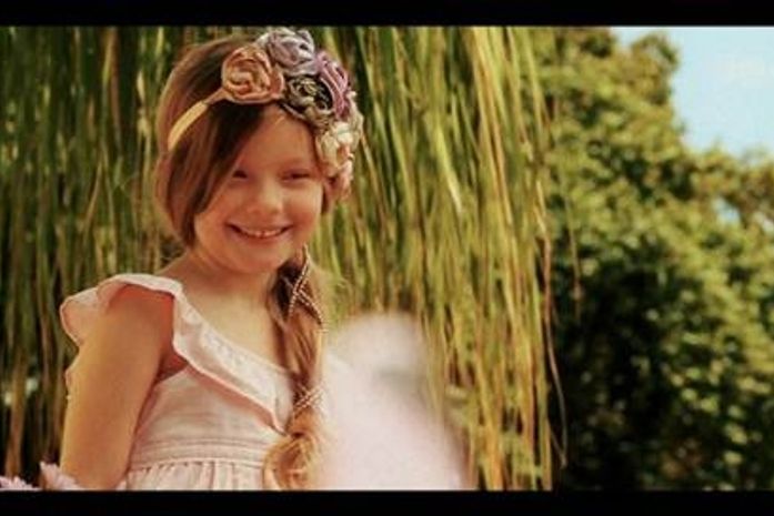 Sobrinha de Gisele Bündchen posa em estilo romântico para campanha