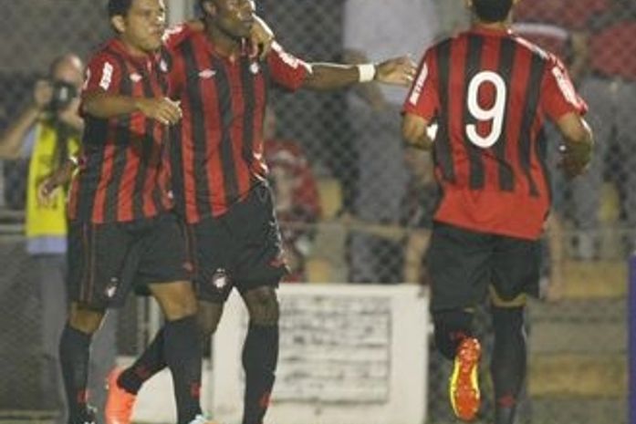 Criciúma é goleado pelo Atlético-PR e dá adeus à Copa do Brasil