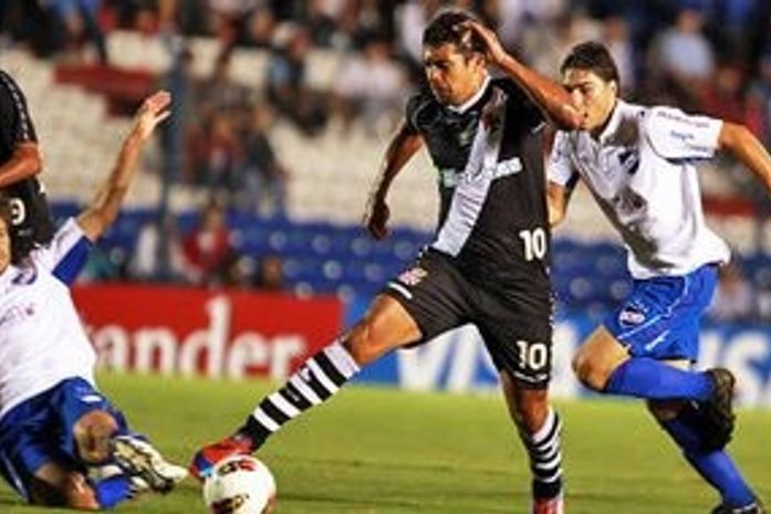 Vasco vence, mas perde liderança do grupo e avança como 2º