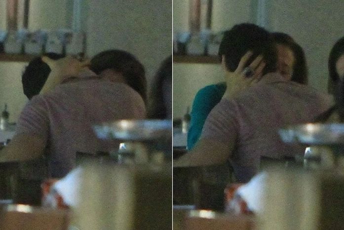 Claudia Raia troca beijos com o novo namorado em restaurante