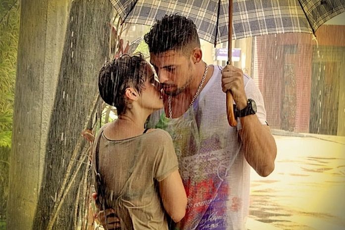 O clima esquenta! Jorginho abraça Nina e os dois quase se beijam