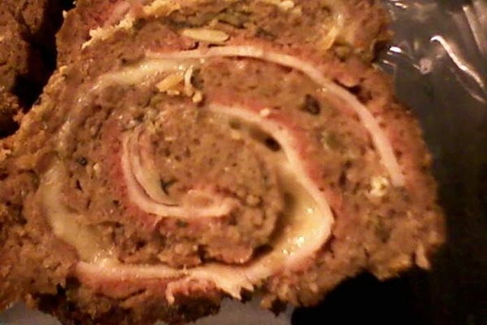 Rocambole de carne moida leva recheio de queijo