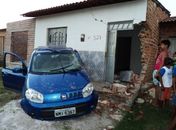 Fiat Uno bateu em residência e atingiu jovem