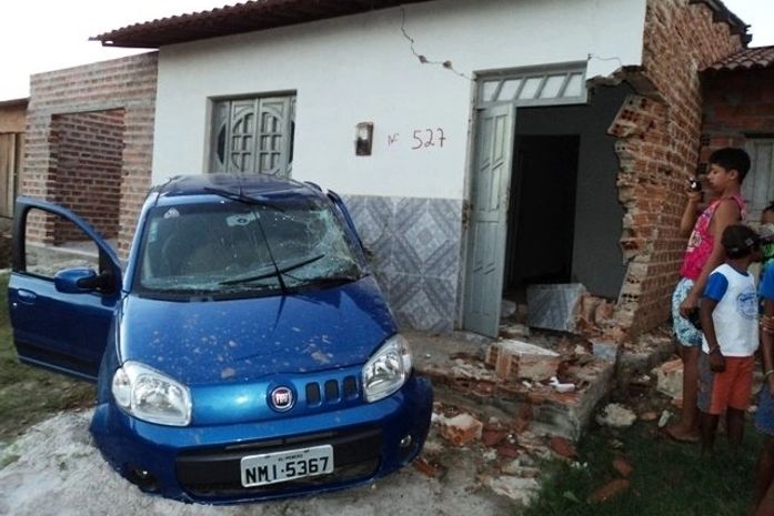 Fiat Uno bateu em residência e atingiu jovem
