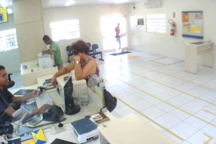 Ladrão (de vermelho) ainda na porta da agência