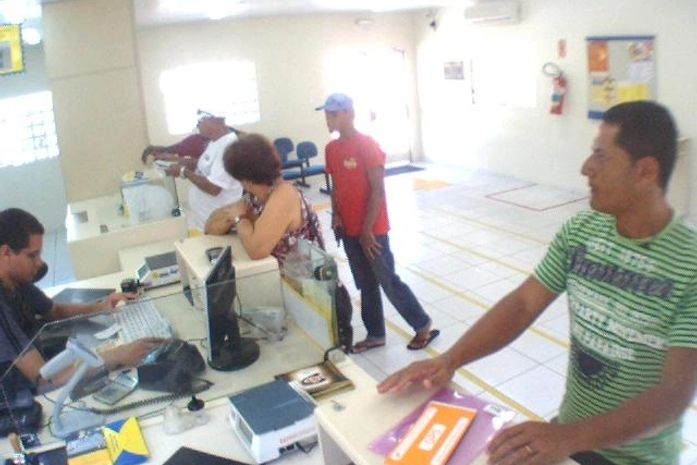 Ladrão (de vermelho) com a arma na mão