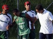 Alagoano Souza tem estiramento e desfalca o Fluminense por no mínimo uma semana