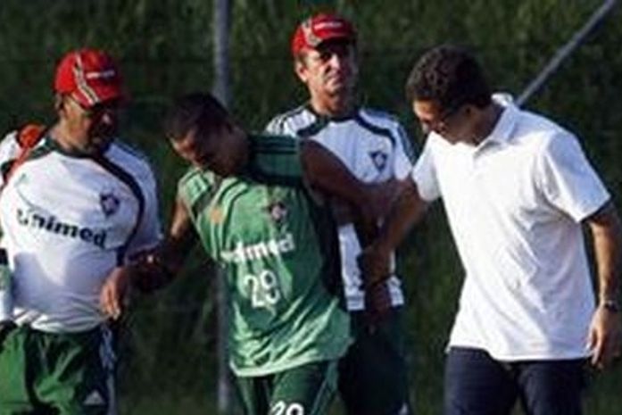 Alagoano Souza tem estiramento e desfalca o Fluminense por no mínimo uma semana