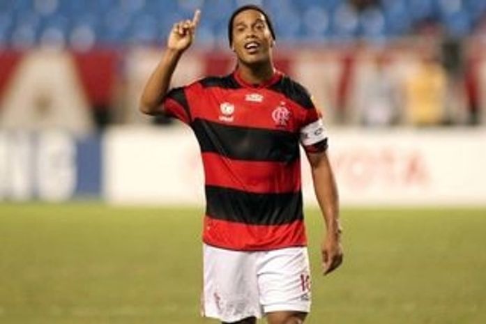 Assis garante que Ronaldinho quer ficar no Flamengo