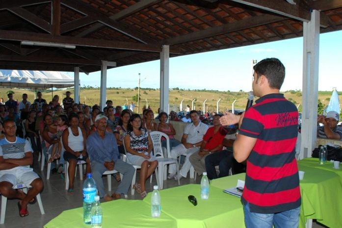 Prefeito Jairzinho reúne servidores canoenses e faz prestação de contas