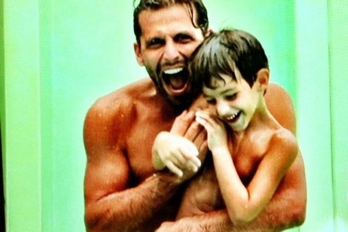 No Twitter, Henri Castelli posta fotos com o filho: 'Amor maior não tem'