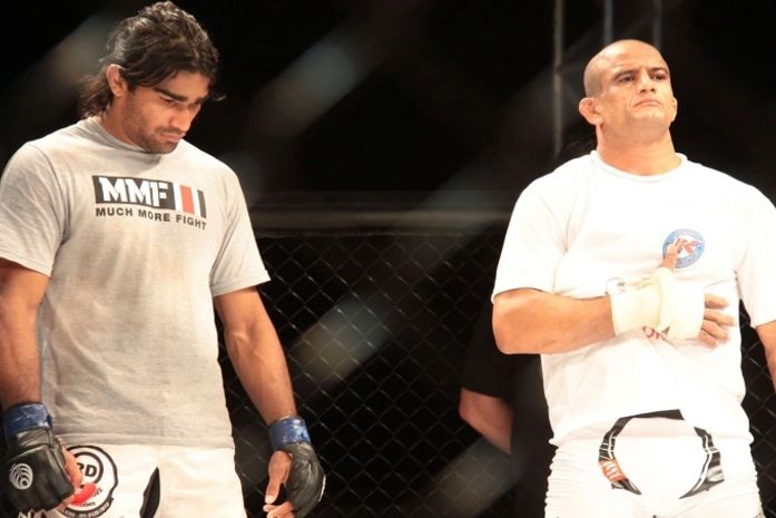 Rodrigão Gonçalves de cabeça raspada.